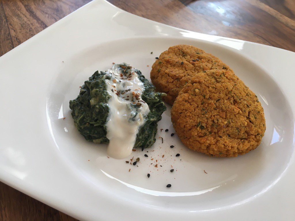 LAUWARMES SPINAT-TAHINI mit SÜßKARTOFFEL-COUSCOUS-LAIBCHEN