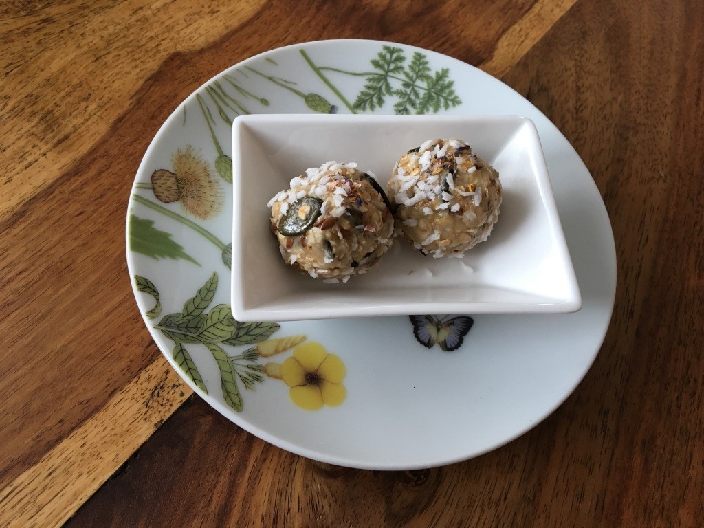 MÜSLI KUGELN STÄRKEND, ENERGETISIEREND, EINFACH, SCHNELL - Ernährung nach Ayurveda mit rezepten von Ines Steindl - Ayurveda at home in Salzburg