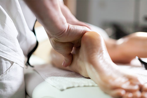 Padabhyanga–Fussmassage Padabhyanga – Fußmassage Ayurvedapraxis Ines Steindl Henndorf bei Salzburg
