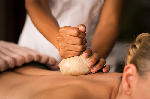 Pinda_Sweda-Kraeuterstempelmassage Pinda Sweda - Kräuterstempelmassage (incl. Abhyanga) Ayurveda-Praxis Ines Steindl in Henndorf bei Salzburg