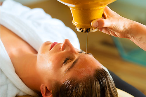 ayurvedischer_Stirnguss Abhyanga & Shirodhara - ayurvedischer Stirnguss Ayurveda-Praxis Ines Steindl Henndorf bei Salzburg